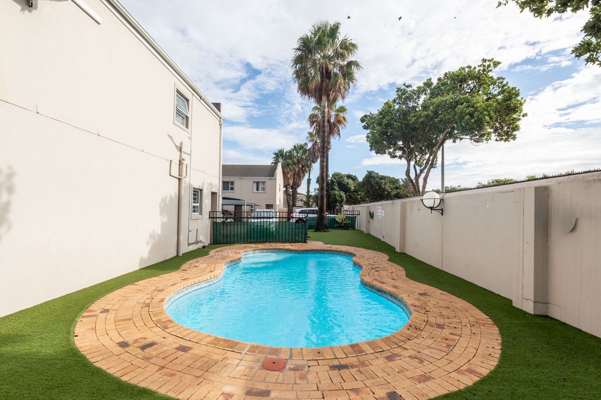 Duplex property, 2beds, 1.5 baths, garden, parking for sale in Parklands! - Photo 2