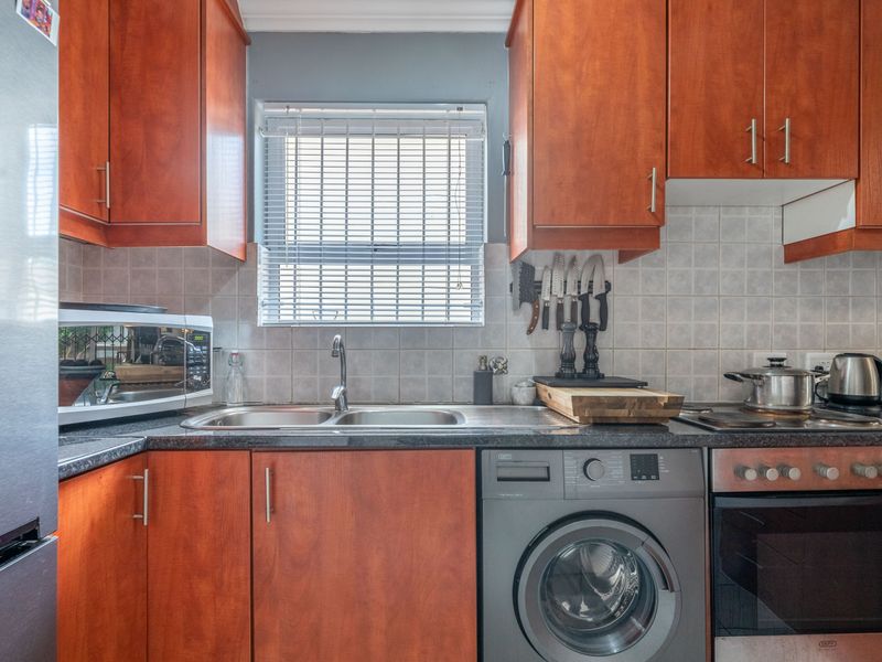 Duplex property, 2beds, 1.5 baths, garden, parking for sale in Parklands! - Photo 7