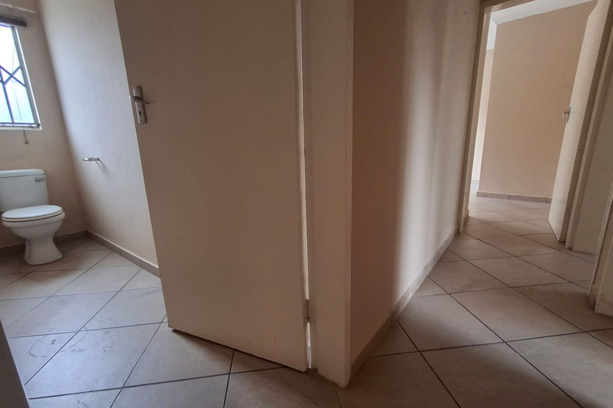 Freehold living in Theresapark - Photo 5