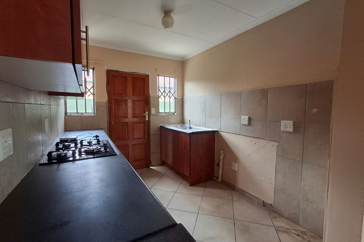 Freehold living in Theresapark - Photo 2