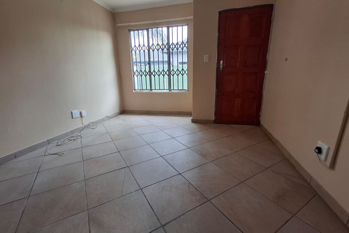 Freehold living in Theresapark - Photo 3