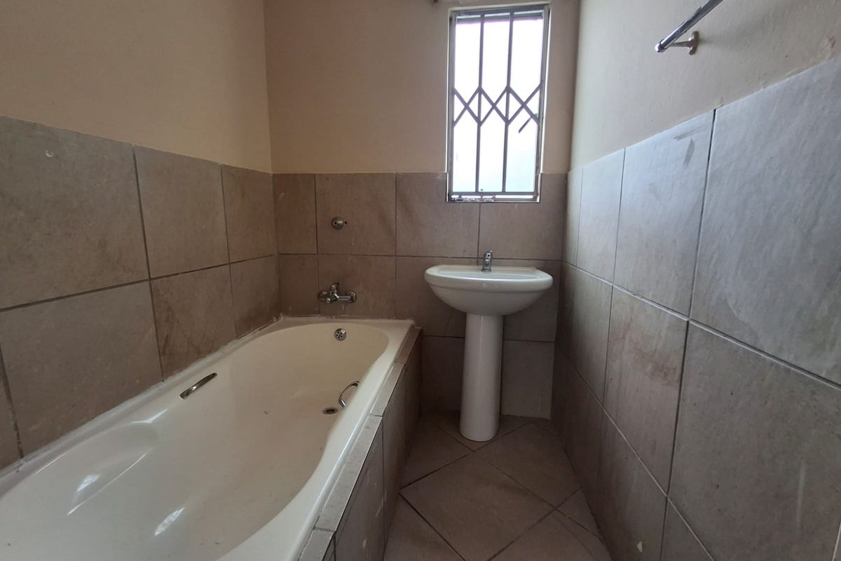 Freehold living in Theresapark - Photo 4