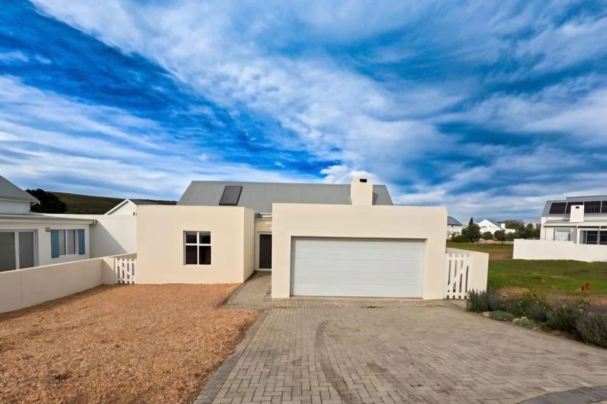 Spacious Open-Plan Home with Indoor Entertainment Area - Photo 3