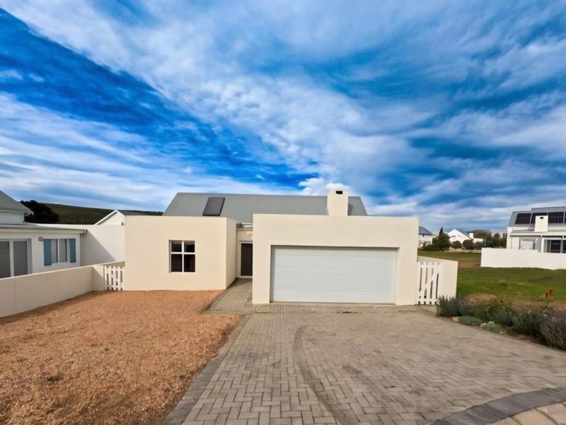 Spacious Open-Plan Home with Indoor Entertainment Area - Photo 3