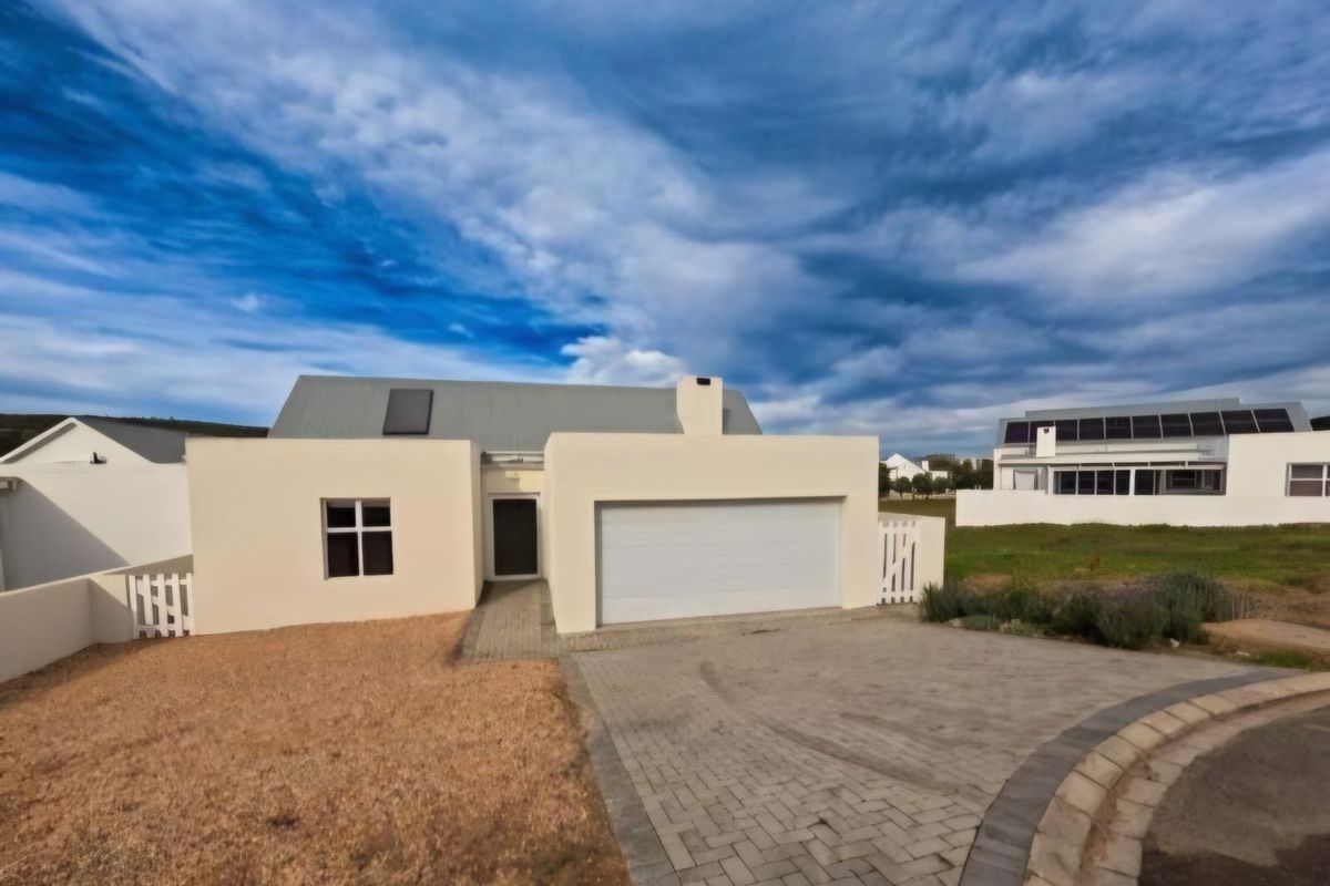 Spacious Open-Plan Home with Indoor Entertainment Area - Photo 2