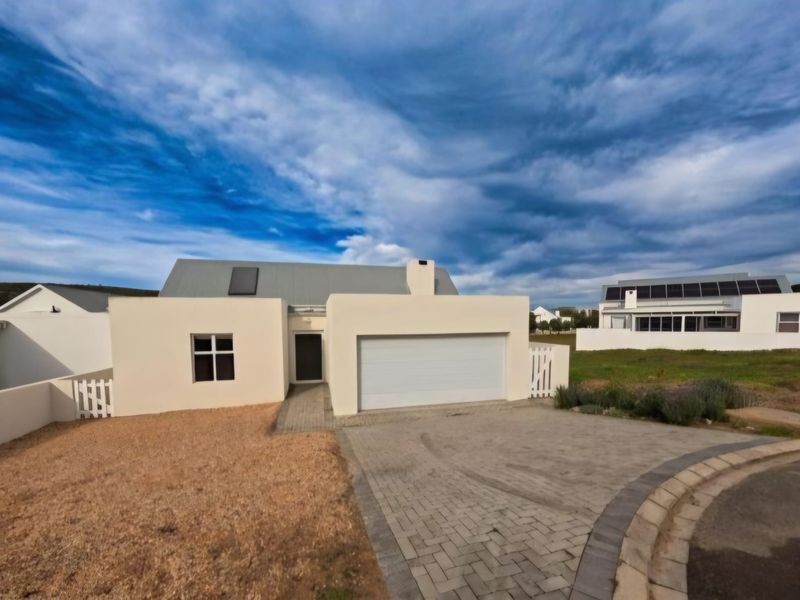 Spacious Open-Plan Home with Indoor Entertainment Area - Photo 2