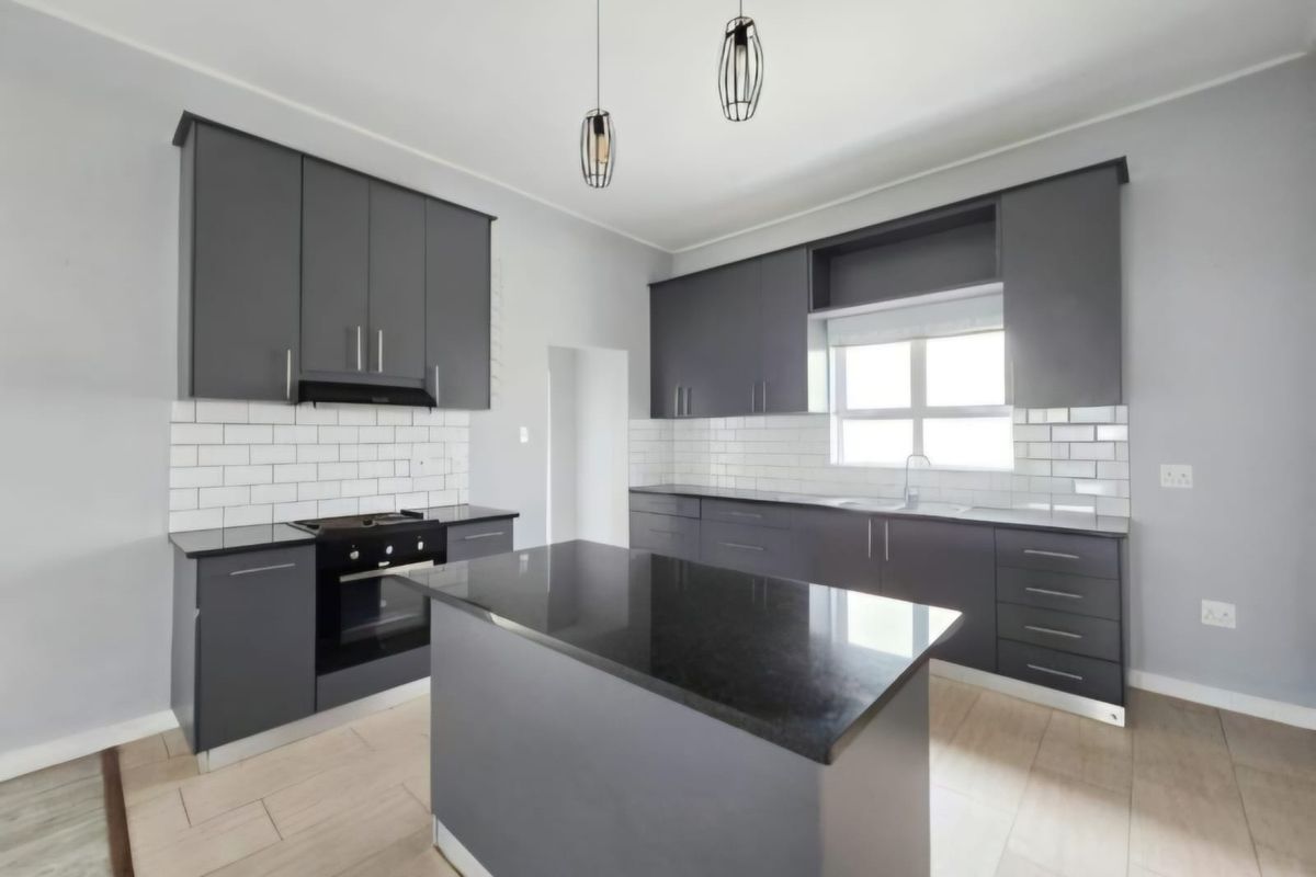 Spacious Open-Plan Home with Indoor Entertainment Area - Photo 5