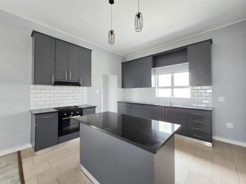 Spacious Open-Plan Home with Indoor Entertainment Area - Photo 5