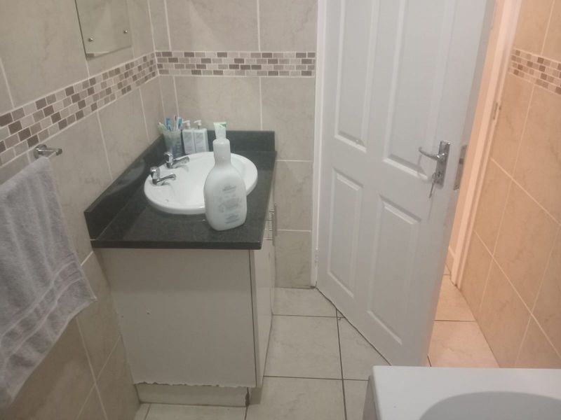 Neat & Secure 2-Bedroom Apartment in the Heart of Berea - Photo 9