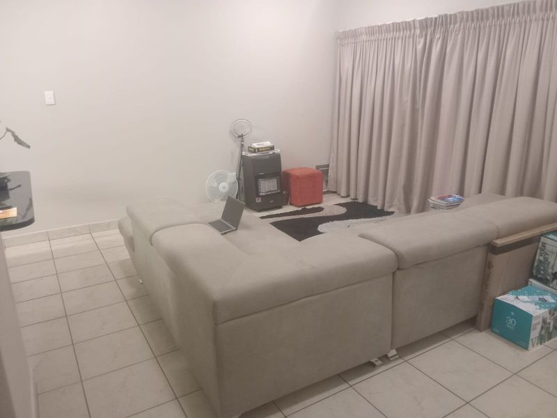 Neat & Secure 2-Bedroom Apartment in the Heart of Berea - Photo 4