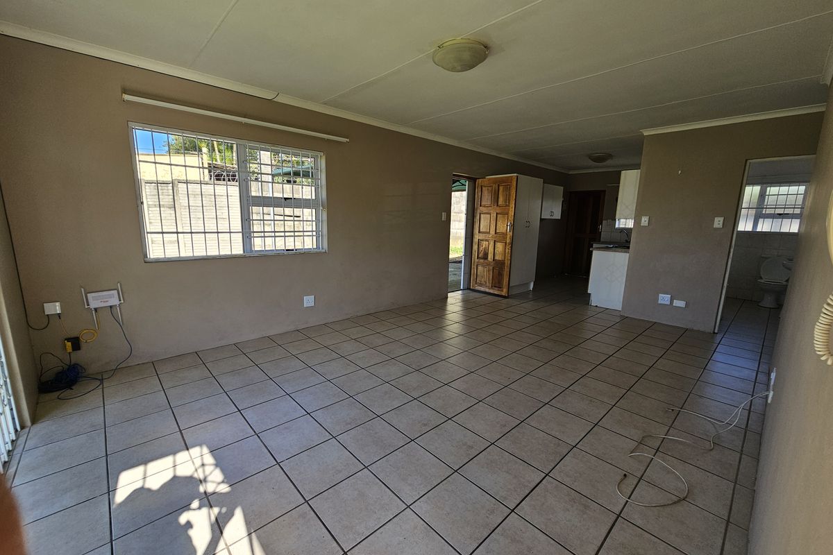 Cambridge West - Lovely Townhouse with expansion potential in Secure and neat complex - Photo 4