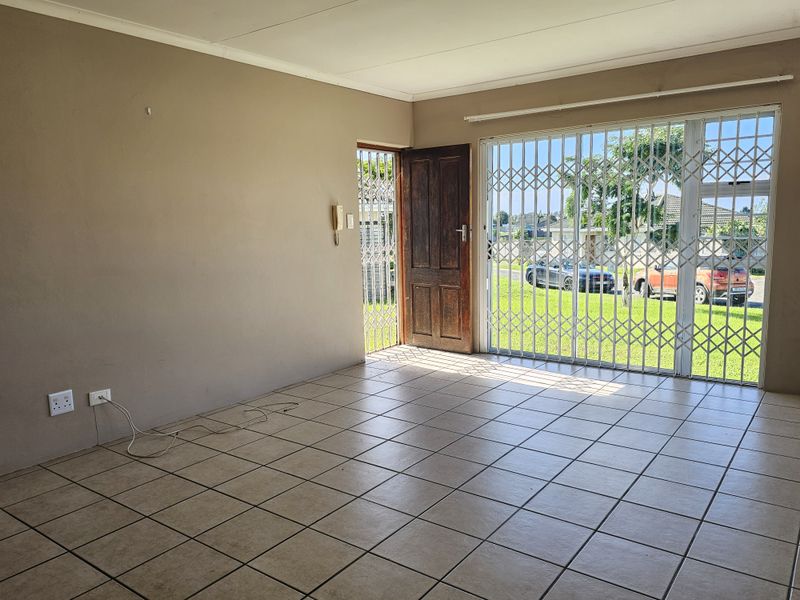 Cambridge West - Lovely Townhouse with expansion potential in Secure and neat complex - Photo 3