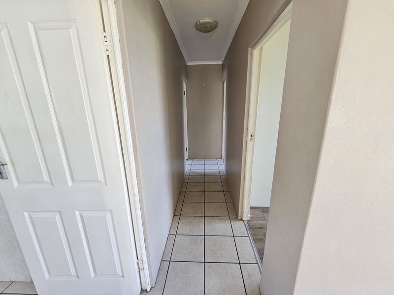 Cambridge West - Lovely Townhouse with expansion potential in Secure and neat complex - Photo 8