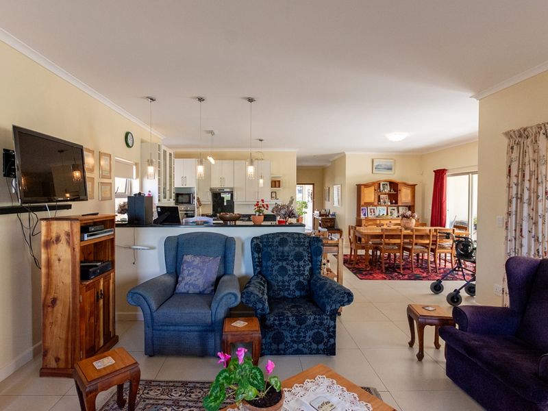 SPORTS FINATIC'S DELIGHT IN THE GOLF ESTATE WHERE WILD DEER ROAM AND THE SPORTS FAMILY FEEL AT HOME - Photo 5