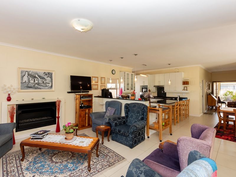 SPORTS FINATIC'S DELIGHT IN THE GOLF ESTATE WHERE WILD DEER ROAM AND THE SPORTS FAMILY FEEL AT HOME - Photo 9