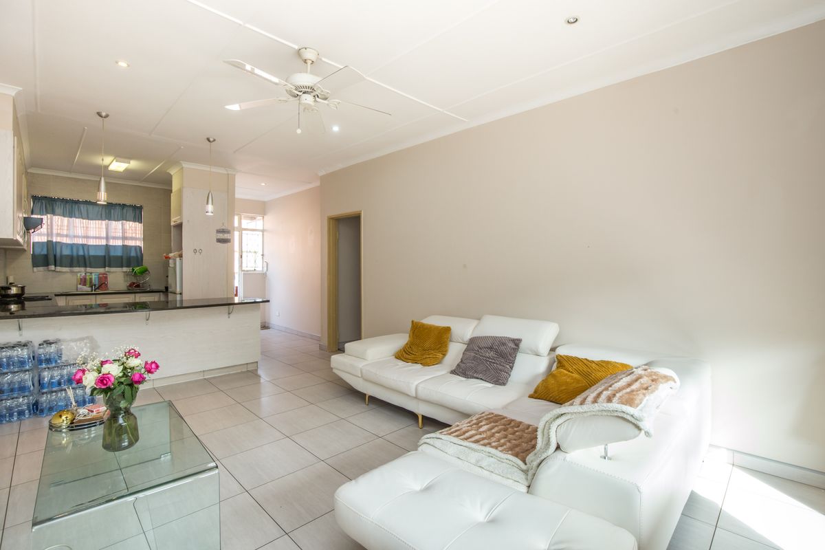 2 Beds with 2 Parkings  Essenwood - Photo 2