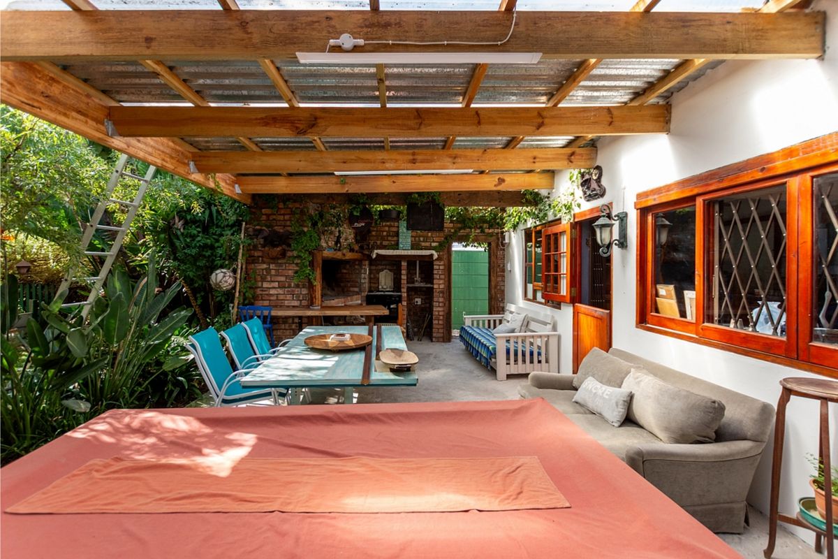 Private Garden Paradise — Tandem Garage, Separate Flat & Outstanding Entertainment Areas - Photo 5