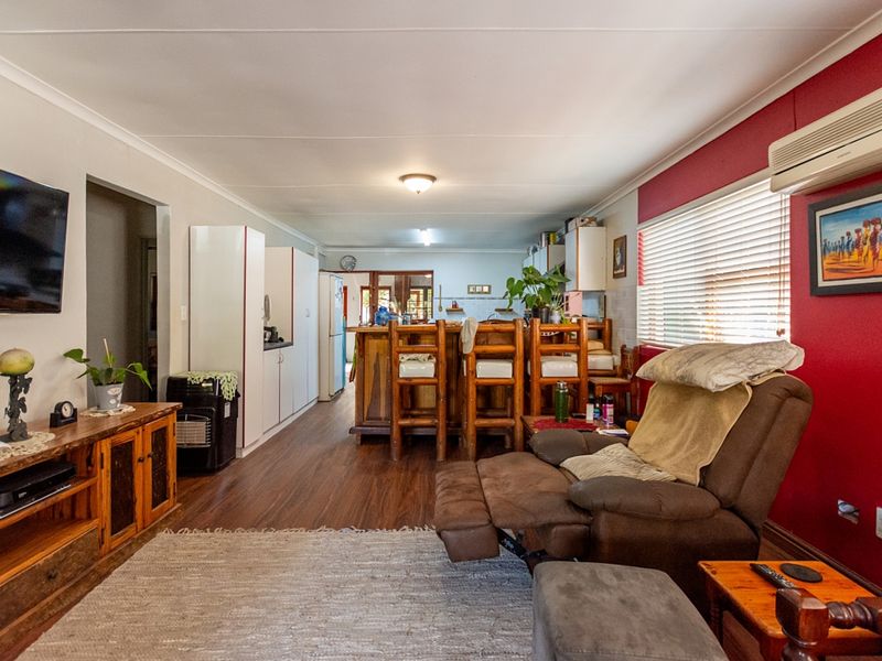 Private Garden Paradise — Tandem Garage, Separate Flat & Outstanding Entertainment Areas - Photo 7