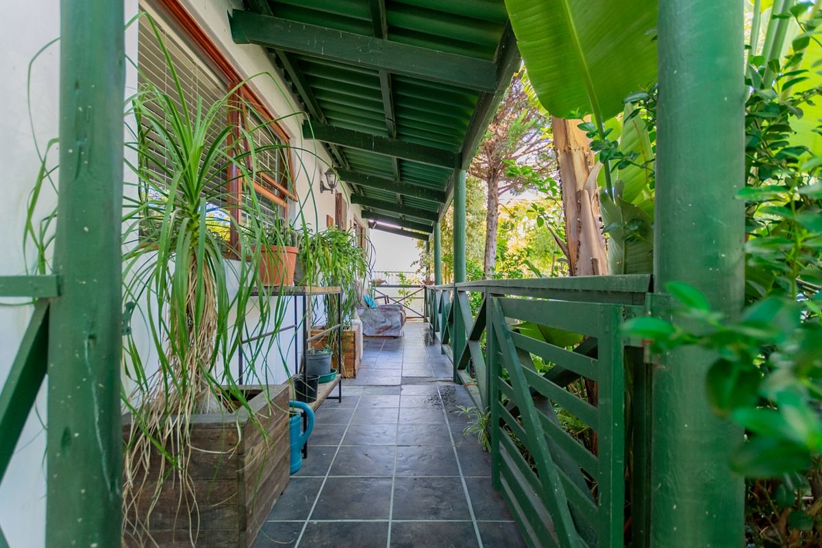 Private Garden Paradise — Tandem Garage, Separate Flat & Outstanding Entertainment Areas - Photo 3