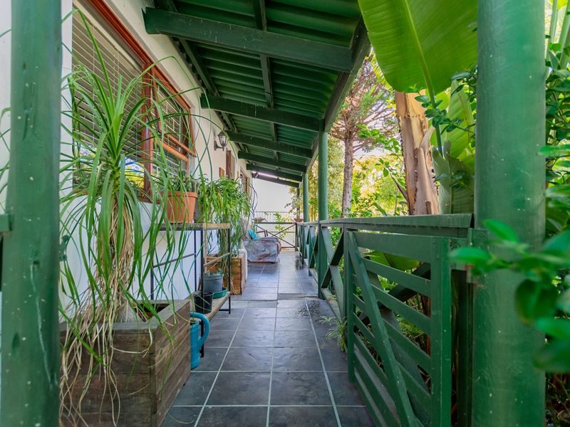 Private Garden Paradise — Tandem Garage, Separate Flat & Outstanding Entertainment Areas - Photo 3