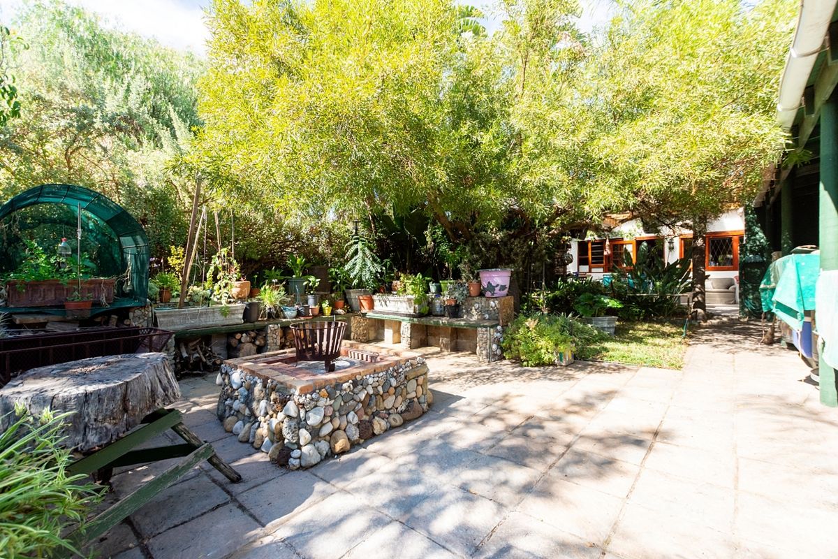 Private Garden Paradise — Tandem Garage, Separate Flat & Outstanding Entertainment Areas - Photo 2