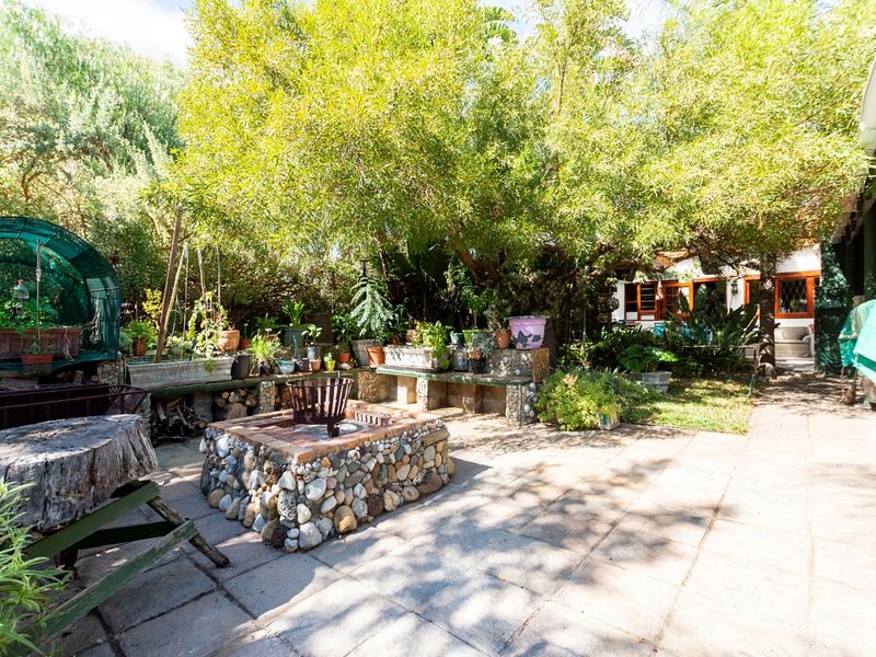 Private Garden Paradise — Tandem Garage, Separate Flat & Outstanding Entertainment Areas - Photo 2