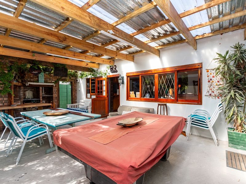 Private Garden Paradise — Tandem Garage, Separate Flat & Outstanding Entertainment Areas - Photo 8