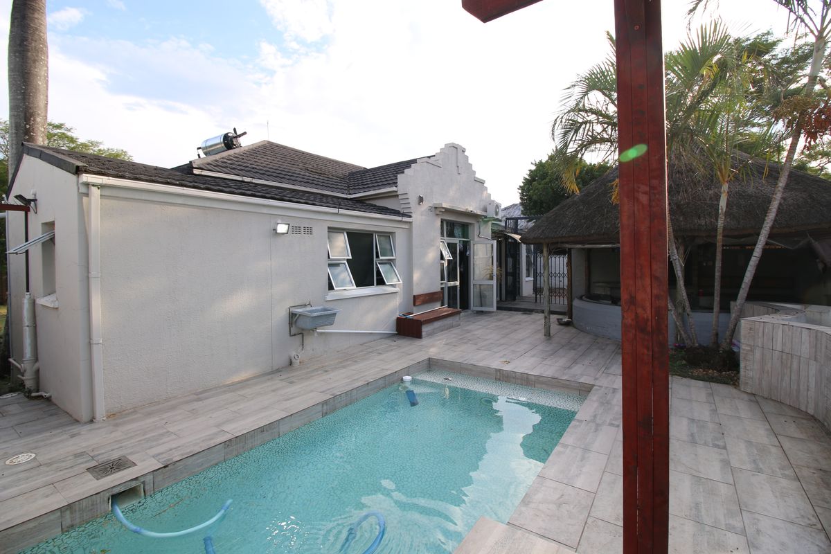 Spacious 5-Bedroom Family Home with Outside Rooms in Sought-After Vincent - Photo 4