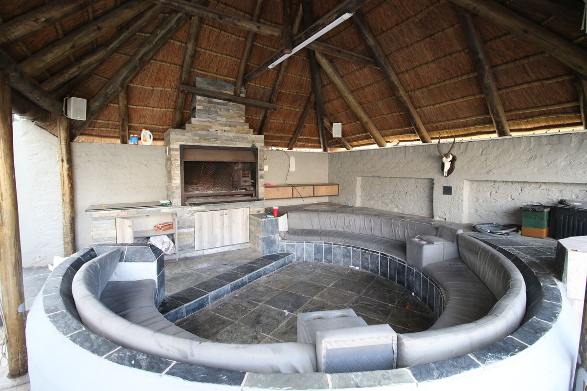 Spacious 5-Bedroom Family Home with Outside Rooms in Sought-After Vincent - Photo 3