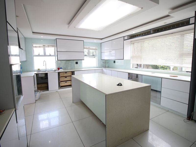 Spacious 5-Bedroom Family Home with Outside Rooms in Sought-After Vincent - Photo 10