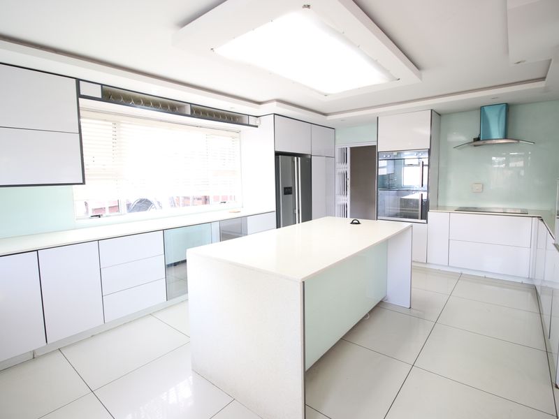 Spacious 5-Bedroom Family Home with Outside Rooms in Sought-After Vincent - Photo 9