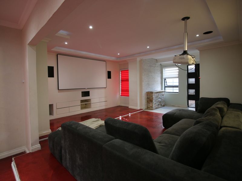 Spacious 5-Bedroom Family Home with Outside Rooms in Sought-After Vincent - Photo 8