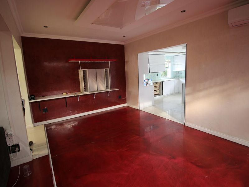 Spacious 5-Bedroom Family Home with Outside Rooms in Sought-After Vincent - Photo 7