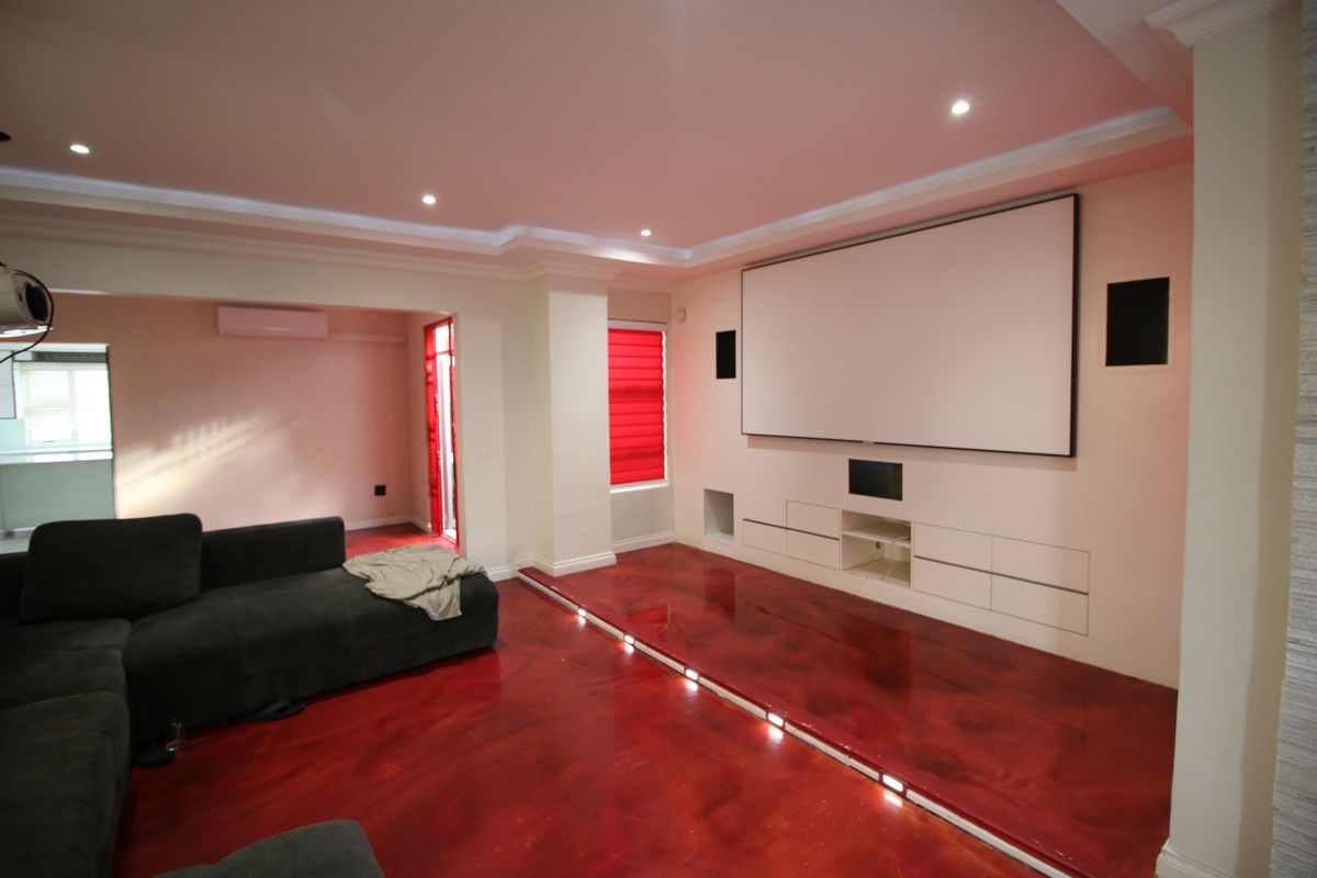 Spacious 5-Bedroom Family Home with Outside Rooms in Sought-After Vincent - Photo 5