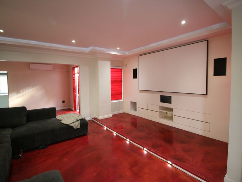 Spacious 5-Bedroom Family Home with Outside Rooms in Sought-After Vincent - Photo 5