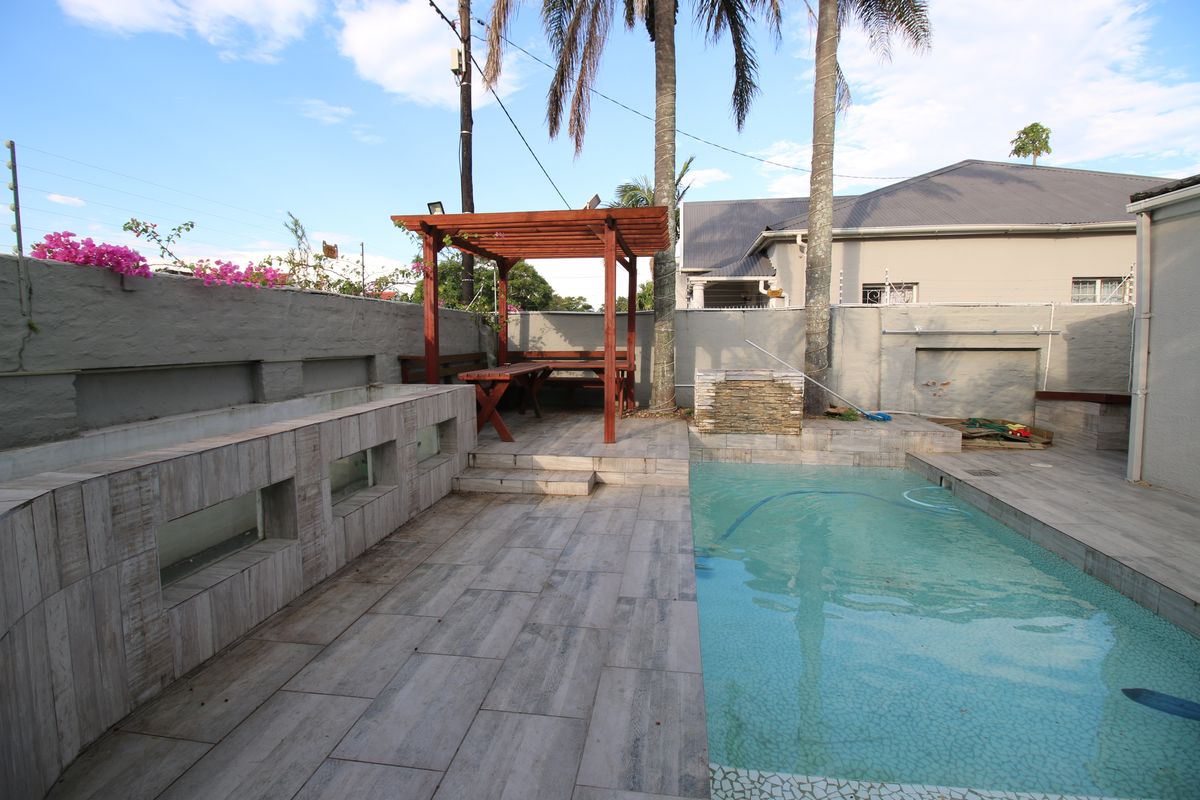 Spacious 5-Bedroom Family Home with Outside Rooms in Sought-After Vincent - Photo 2