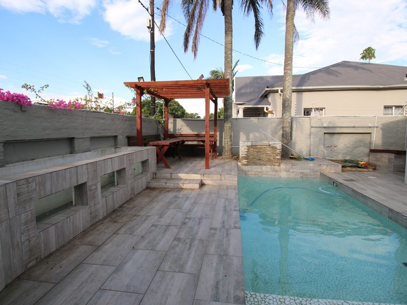 Spacious 5-Bedroom Family Home with Outside Rooms in Sought-After Vincent - Photo 2