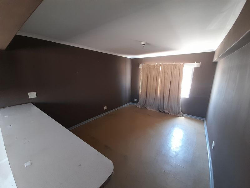 Groud Floor Flat  R5,250 - Photo 3
