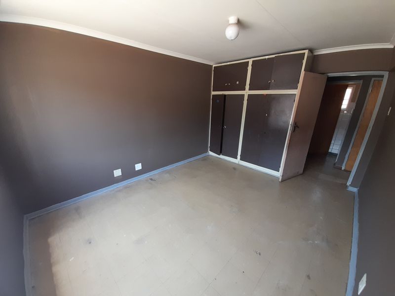 Groud Floor Flat  R5,250 - Photo 10