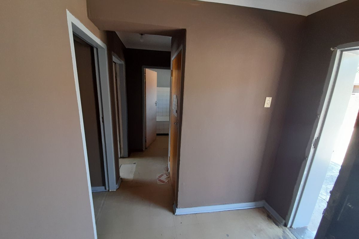 Groud Floor Flat  R5,250 - Photo 5