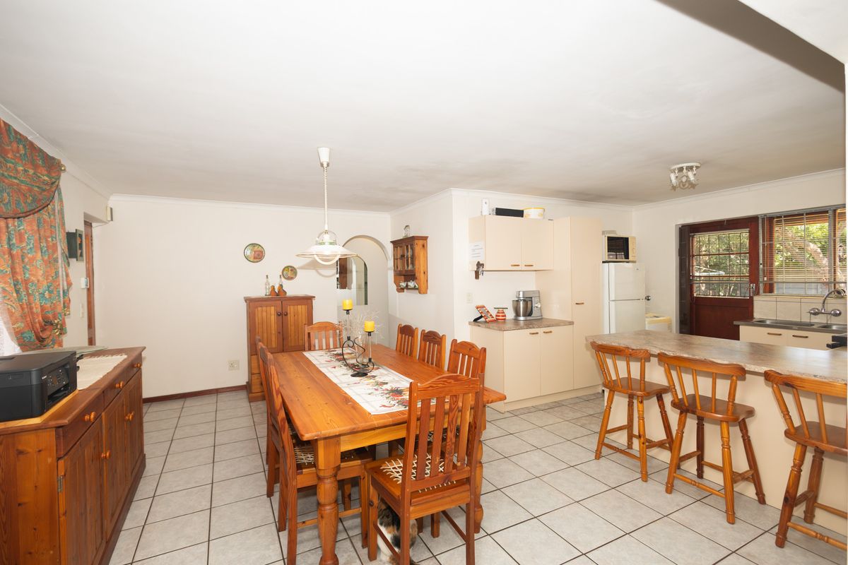 Immaculate 2 Bedroom home with built-in bar and undercover braai on spacious plot - Photo 3