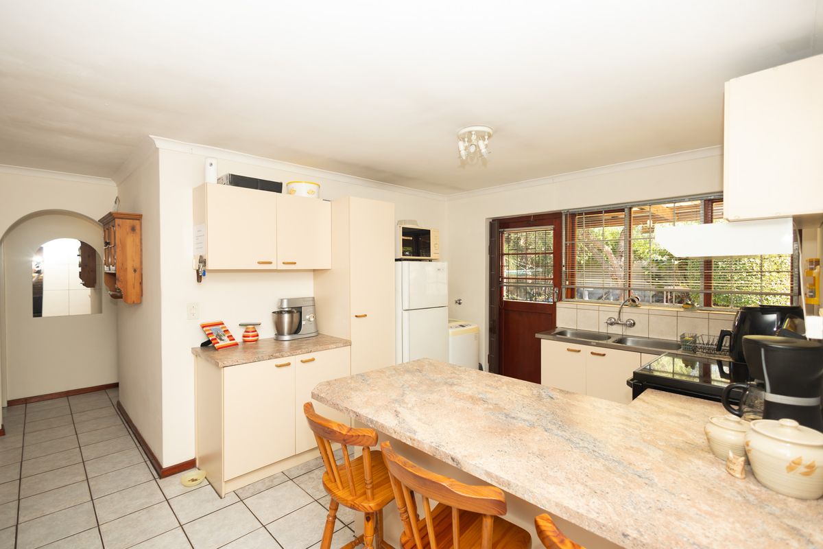 Immaculate 2 Bedroom home with built-in bar and undercover braai on spacious plot - Photo 4