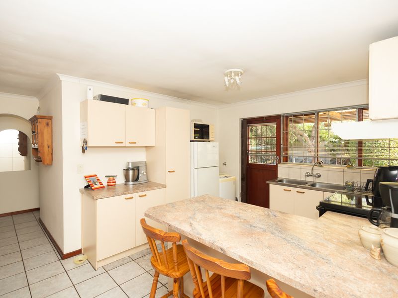 Immaculate 2 Bedroom home with built-in bar and undercover braai on spacious plot - Photo 4