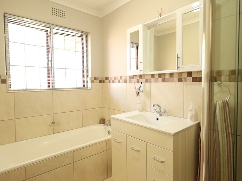 Immaculate 2 Bedroom home with built-in bar and undercover braai on spacious plot - Photo 10