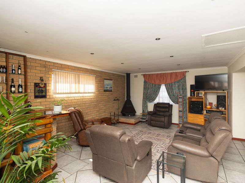 Immaculate 2 Bedroom home with built-in bar and undercover braai on spacious plot - Photo 7