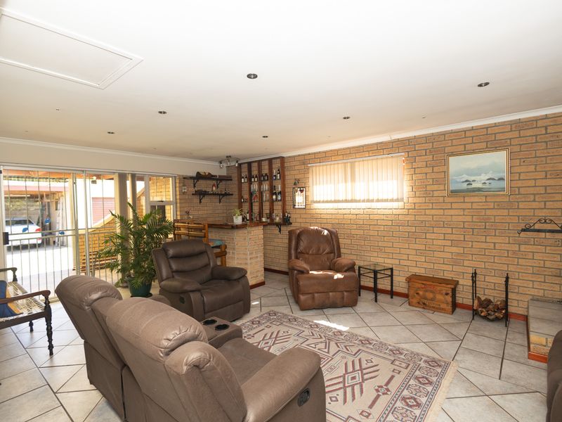 Immaculate 2 Bedroom home with built-in bar and undercover braai on spacious plot - Photo 6