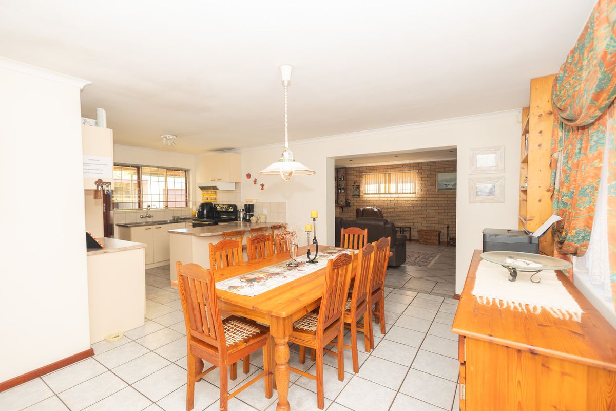 Immaculate 2 Bedroom home with built-in bar and undercover braai on spacious plot - Photo 2