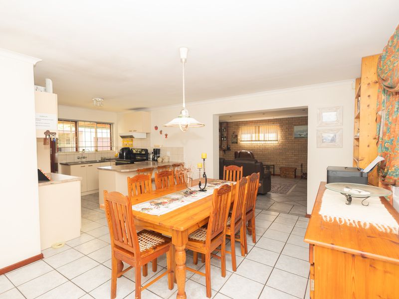 Immaculate 2 Bedroom home with built-in bar and undercover braai on spacious plot - Photo 2