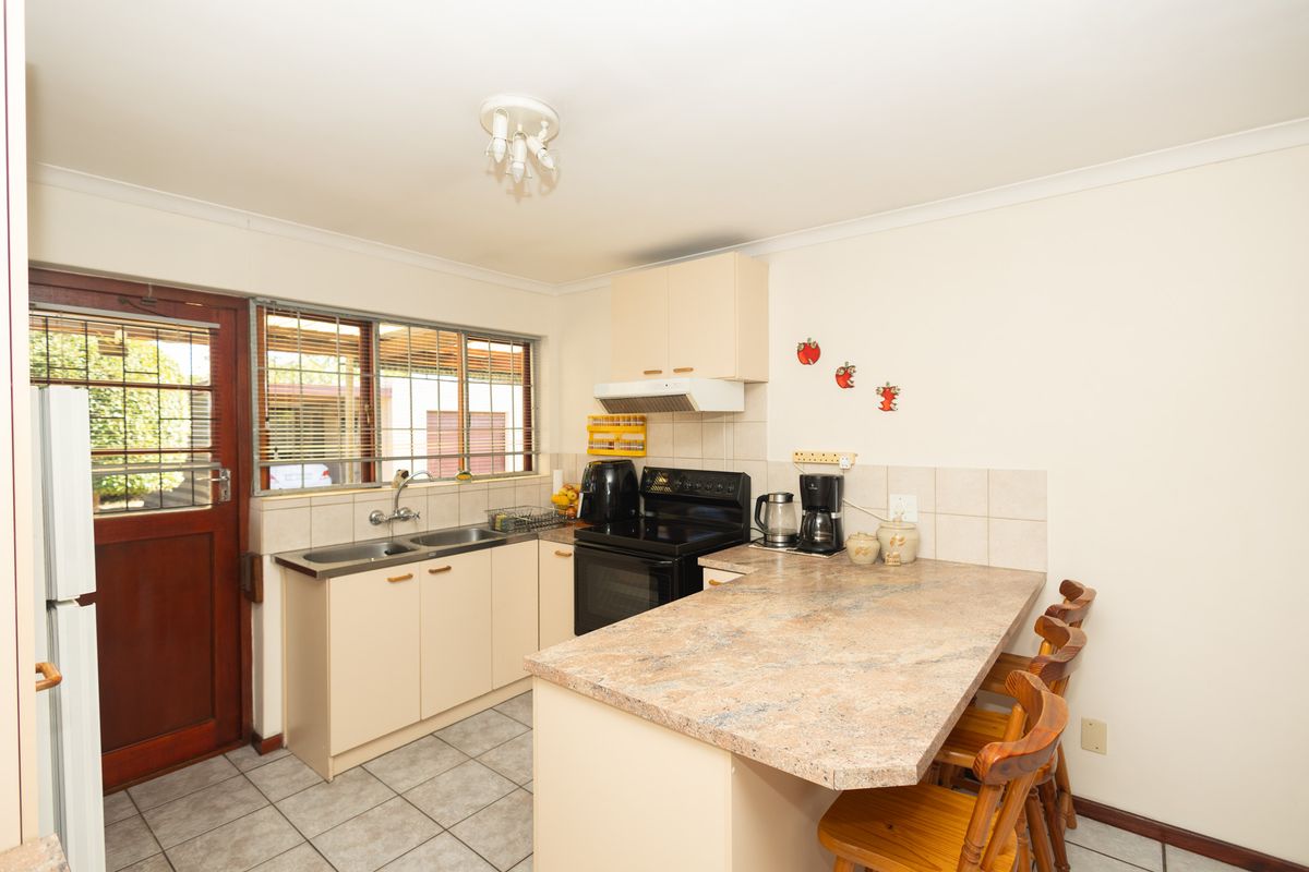Immaculate 2 Bedroom home with built-in bar and undercover braai on spacious plot - Photo 5