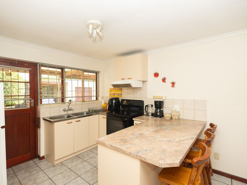 Immaculate 2 Bedroom home with built-in bar and undercover braai on spacious plot - Photo 5